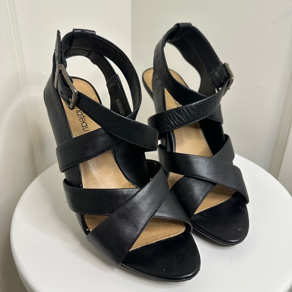 Le Chateau Leather Strapped Heels - Picture 2 of 6